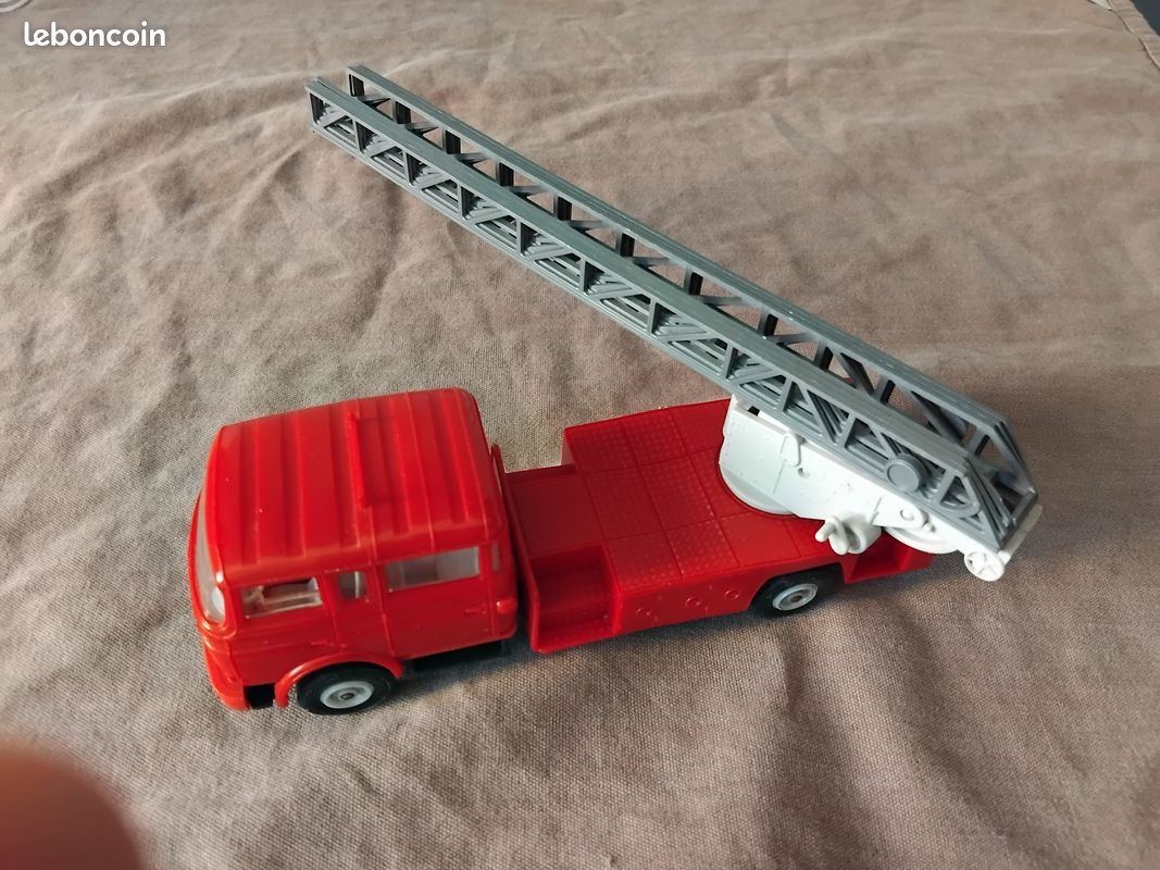 NOREV PLASTIQUE 1/43 - Berliet GBK 18 Echelle Magirus Pompiers Roues boutons EUR 38,00 - FR