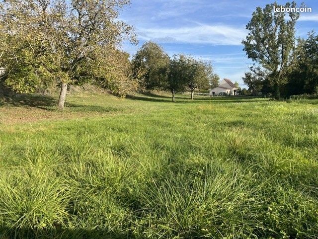 Terrain à bâtir de 1400 m² à SAINT-CYPRIEN (24) · 31 000 €