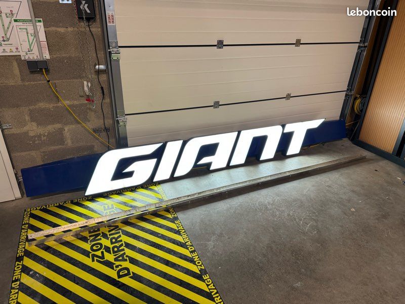 Grande enseigne lumineuse GIANT 3 m – ancien Giant Store officiel (image 1)