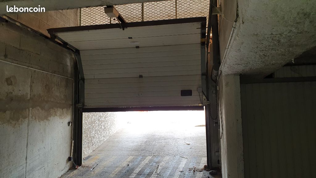 Parking 12 m² · à Genas · 12 m² · 95 €/mois