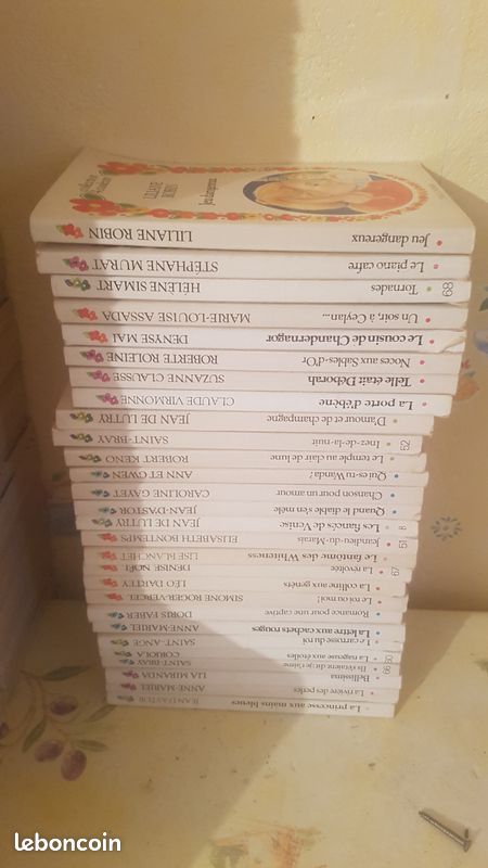 28 Livre harlequin serie 4 couleur (image 1)