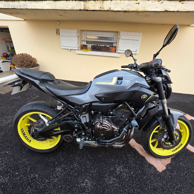 Moto Yamaha MT07 Gris foncé (image 1)