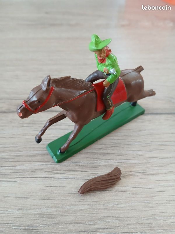 figurine ancienne style starlux michel indien avec bouclier et couteau