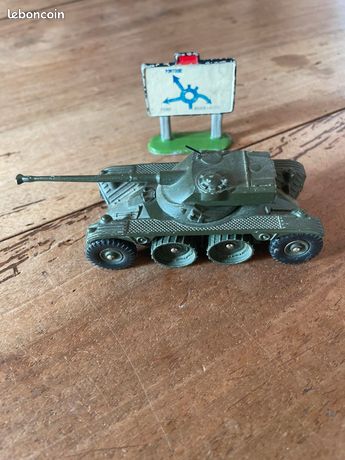 A DINKY TOY COLLECTION OF 12 MILITARY VERCHELS FROM THE MIDDLE OF 20TH CENTURY. MADE IN ENGLAND AND FRANCE