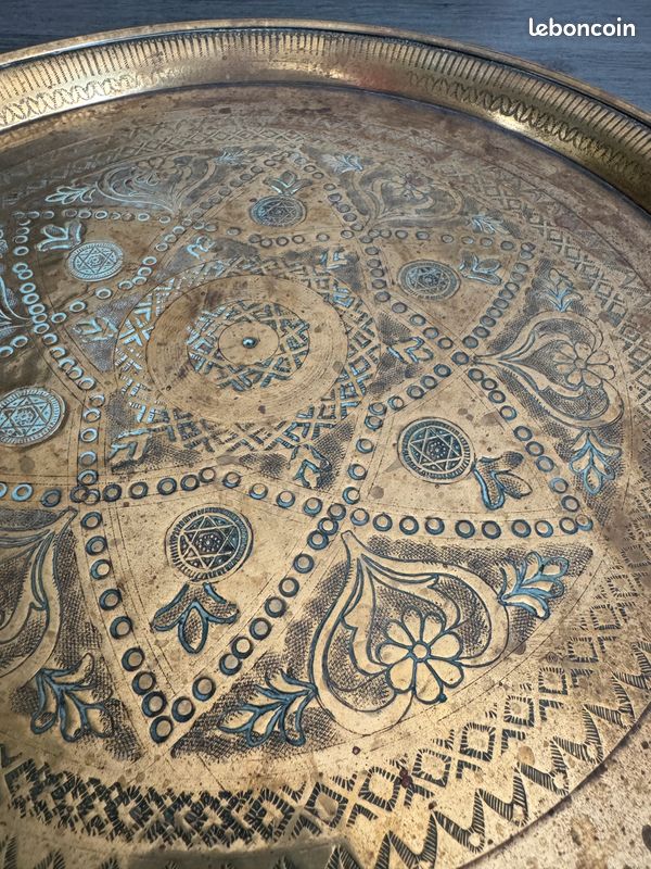 Très beau petit plateau marocain en cuivre ou laiton martelé et ciselé à la main. Plateau ancien de 32cm (image 6)