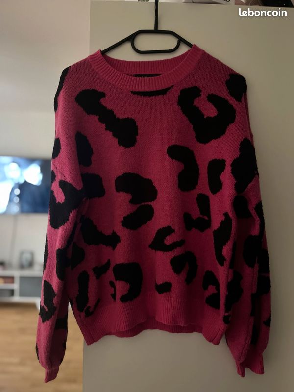 Pull à motif léopard rose (image 1)