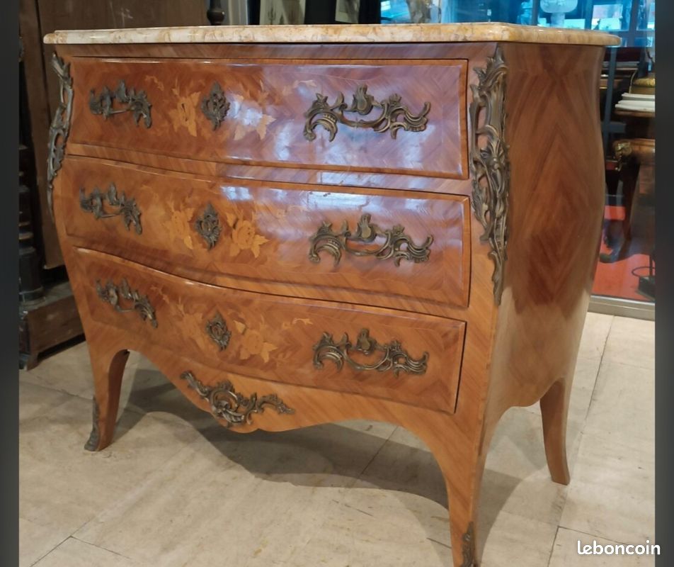Romweber commode ou coffre à tiroirs broque espgnol en pin sculpté En