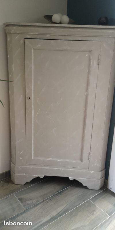 Meuble de coin en bois gris (image 1)