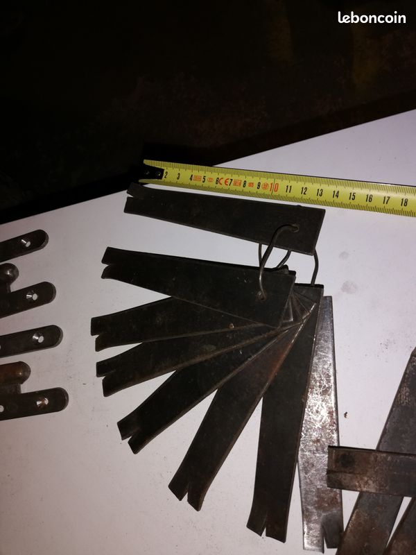 équerres+ pattes fixation+ paumelles (image 1)