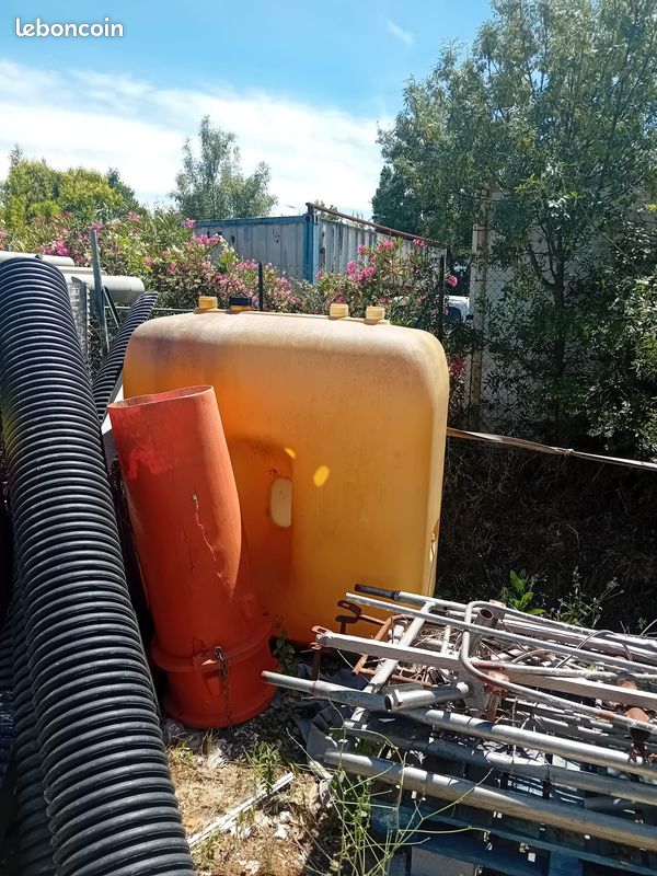 Grand réservoir en plastique – bon état (image 1)