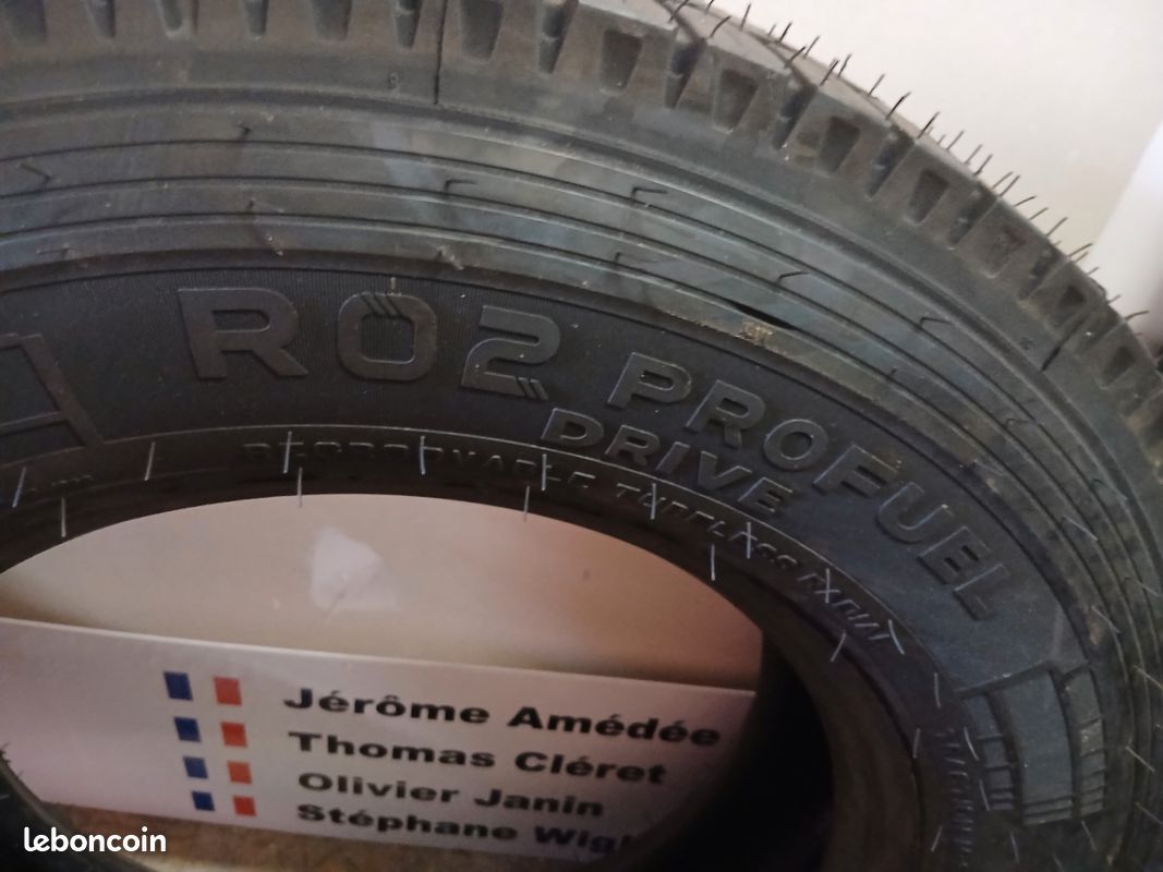 2 pneus poids lourds (image 3)