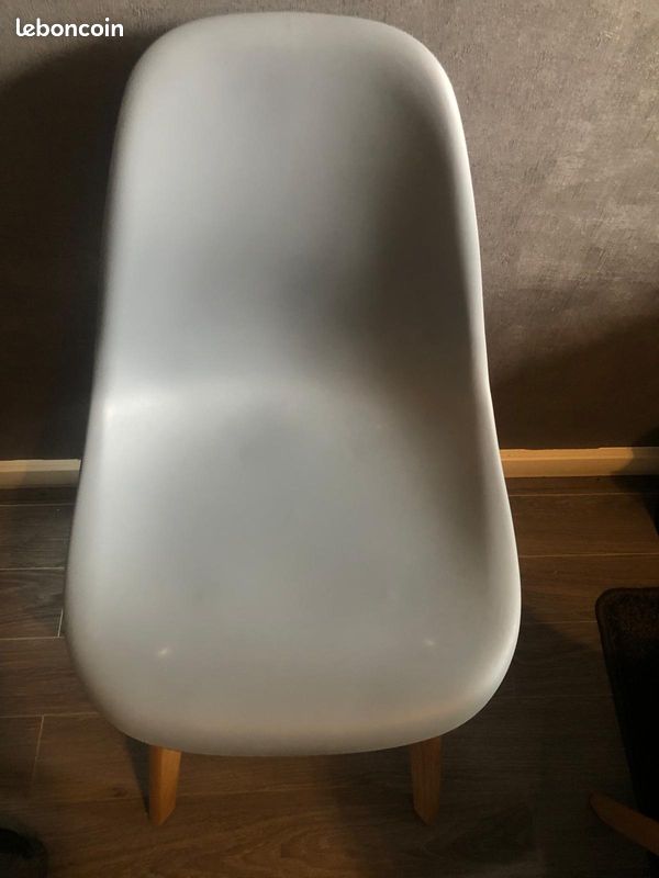 Chaise gris clair pieds en bois (image 3)