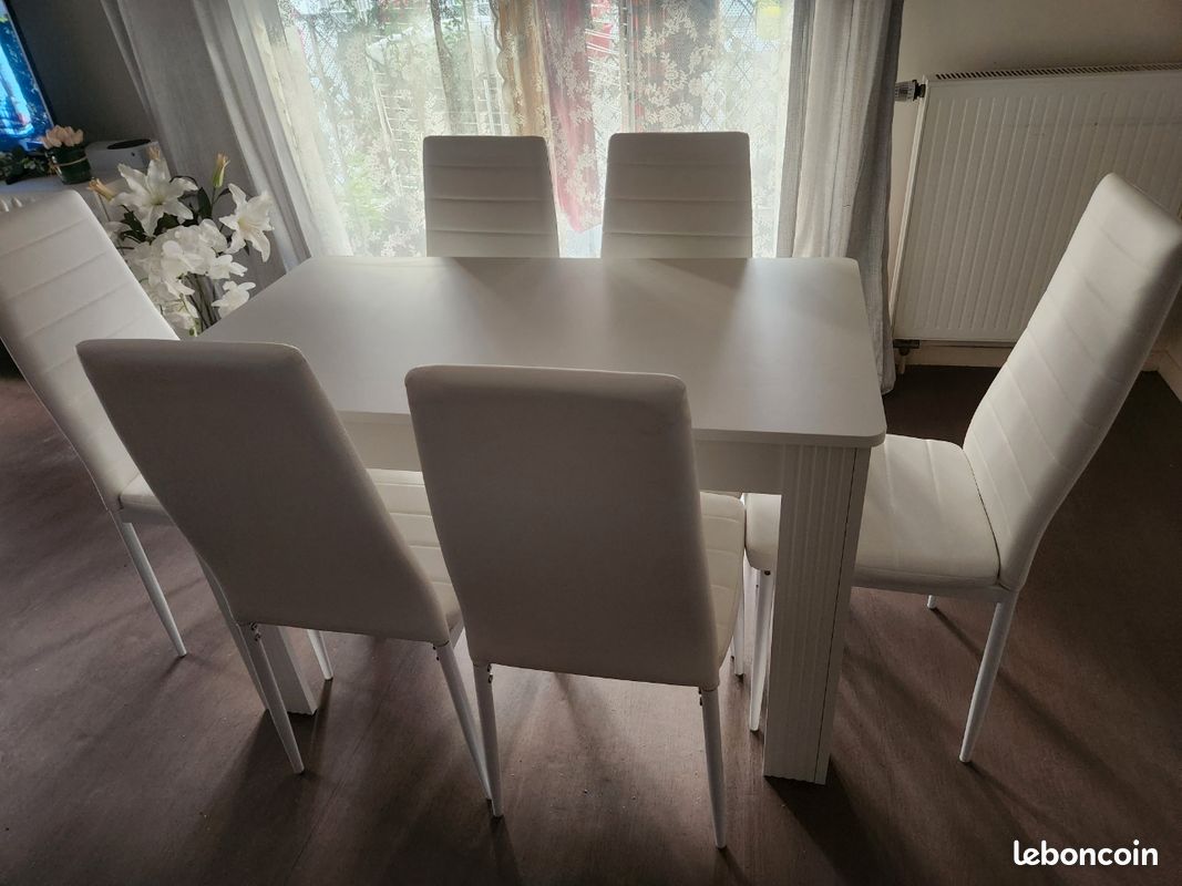 Table design avec 6 chaises (image 1)