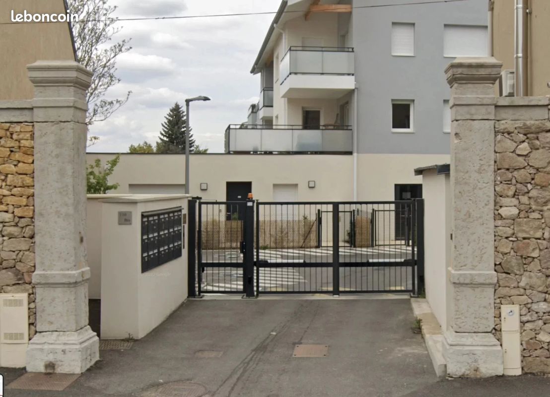 Parking/box Craponne · 52 €/mois