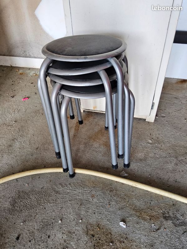 Tabourets métalliques (image 1)