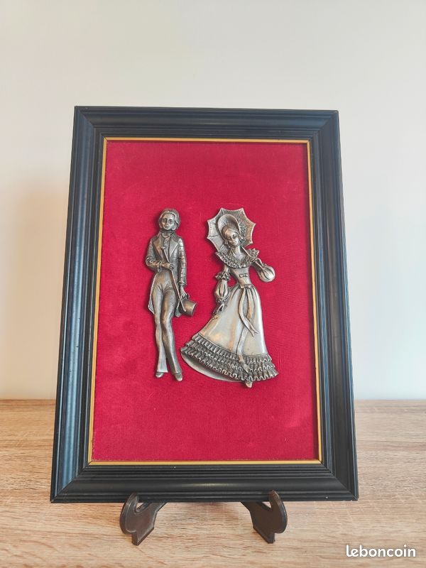 Tableau portrait deux amoureux en étain ciselé cadre en bois (image 1)