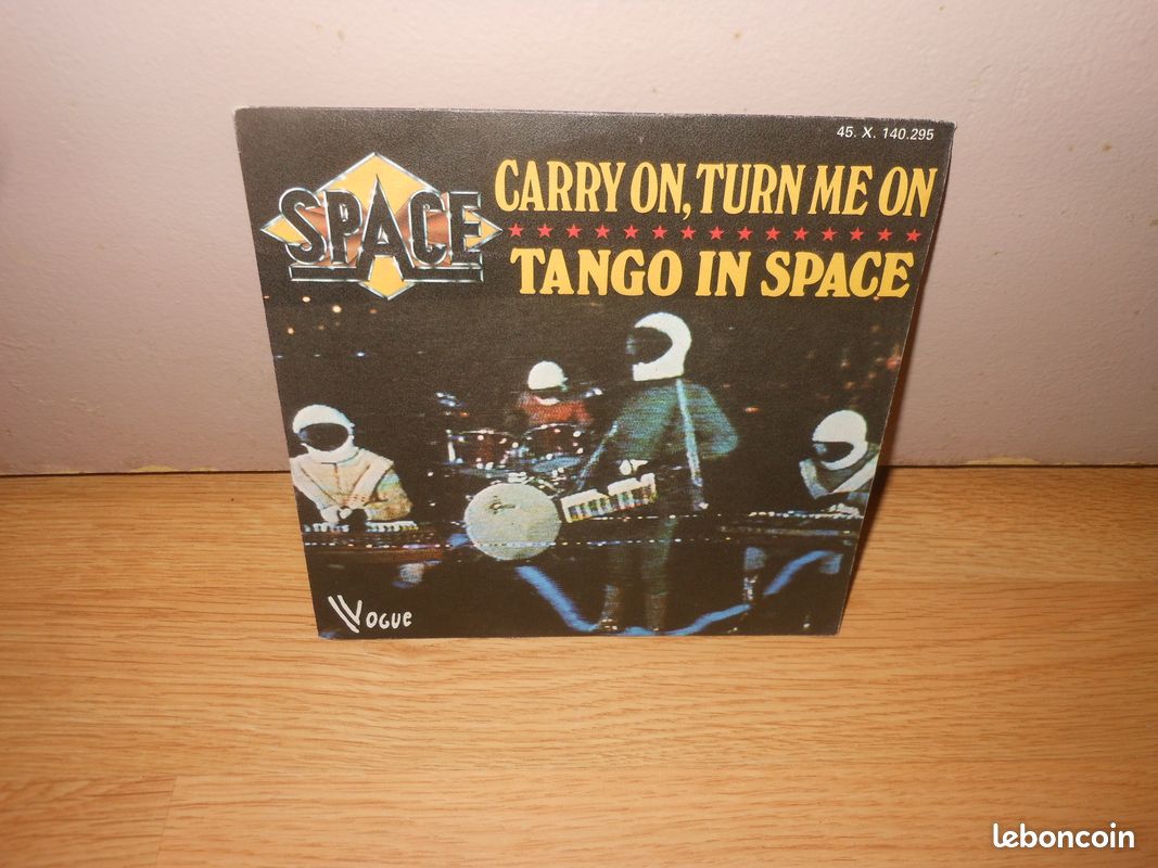 Vinyle 45 tours SPACE "Carry on, turn me on - tango in space" (image 1)