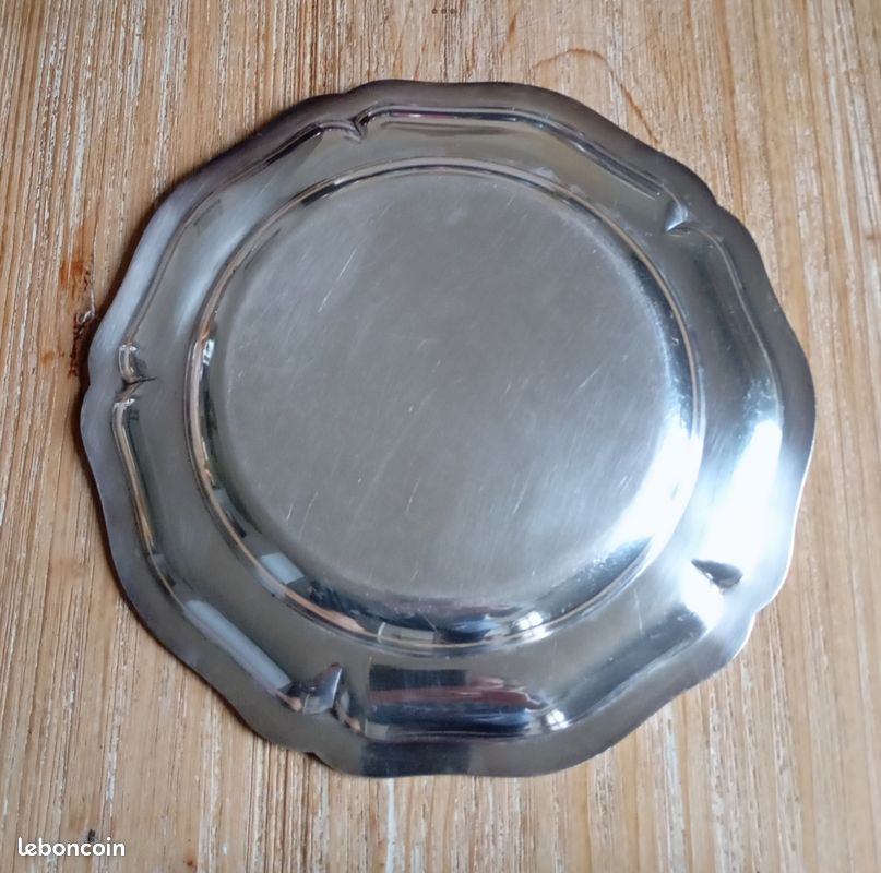 Très joli Plat rond en Métal argenté  Gallia