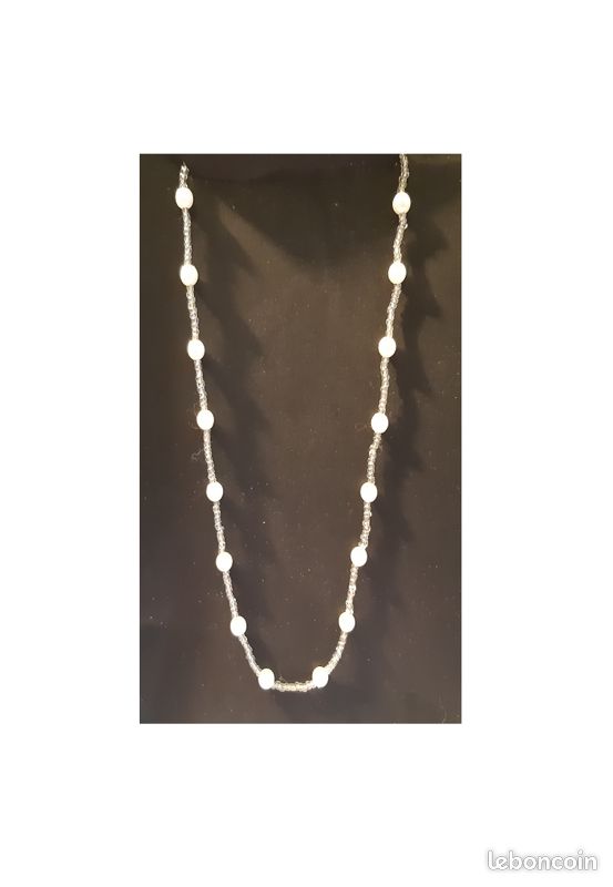 Collier en fausses perles de cultures blanches séparées par des petites perles argentées (image 1)