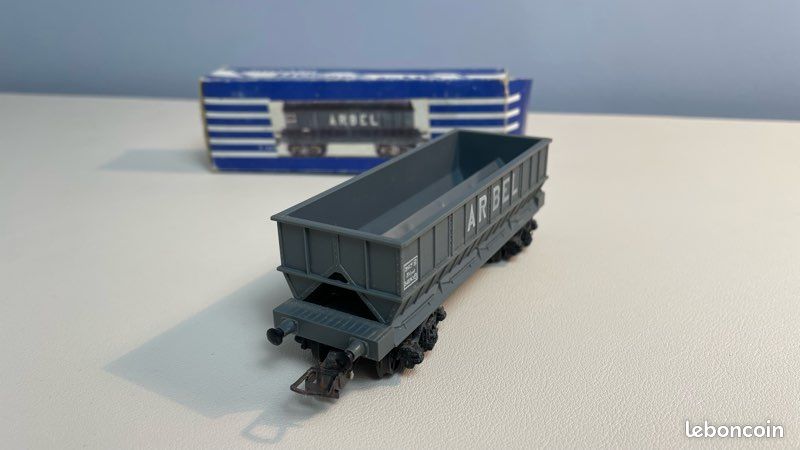 UN WAGON HORNBY TOMBEREAU MARRON A BOGIES EN BOITE BLEU HO Ref 728