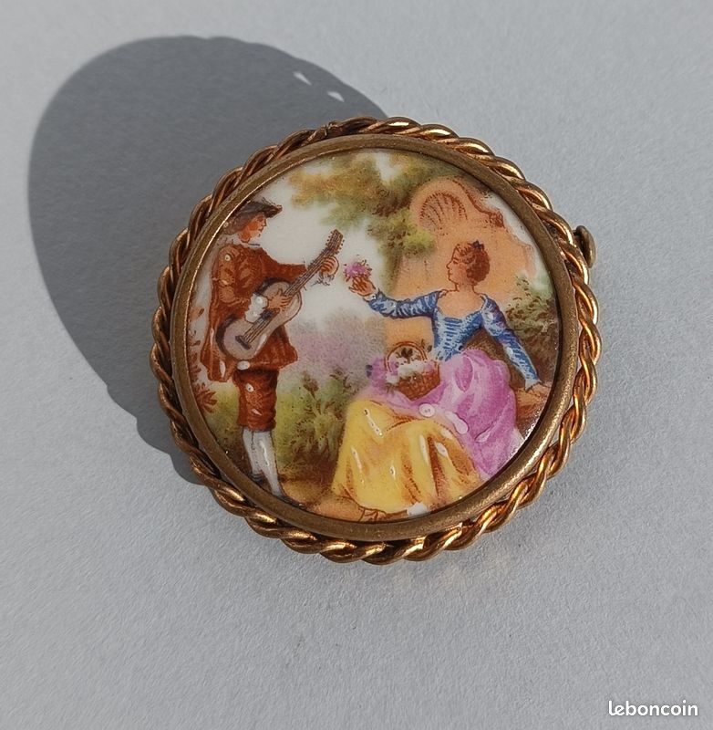 Broche en porcelaine de Limoges scène galante - Bijoux (image 1)