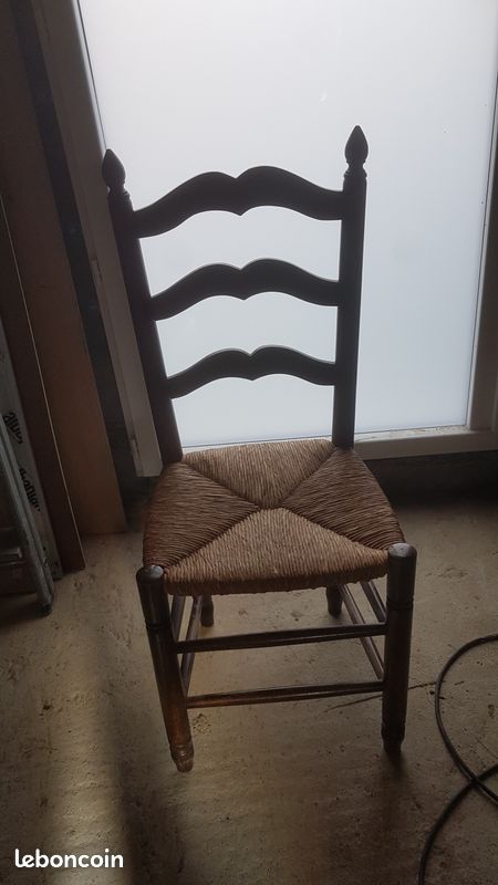 Chaise en bois paillée (image 1)
