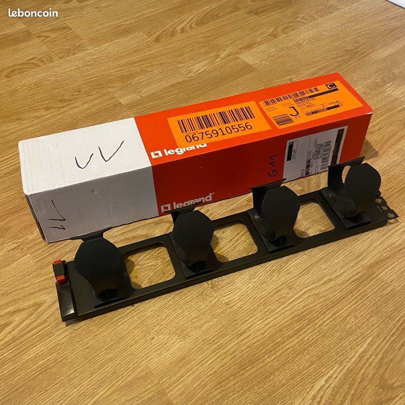 Legrand PANNEAU PASSE-FILS 19POUCES MÉTAL 2 AXES 2U SOLUCLIP (image 1)