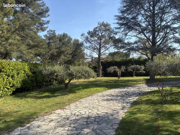 Terrain à bâtir de 540 m² à CHARLEVAL (13)