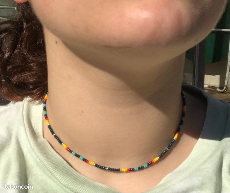 Collier à fleurs en perle de rocaille (image 1)