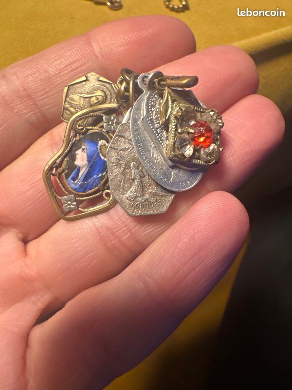 Broche Pendante Vintage à Motifs Religieux - Argenté, Occasion En Très Bon état