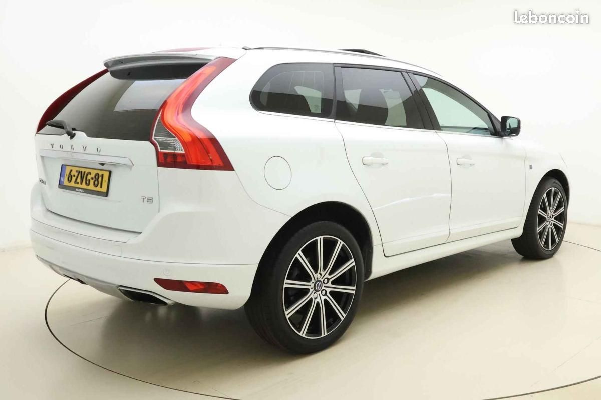 Volvo XC60 2.0 T5 245ch OCEAN RACE - TOIT PANORAMIQUE CUIR SIÈGES ÉLECTRIQUES CHAUFFANTS PARE-BRI... (image 2)