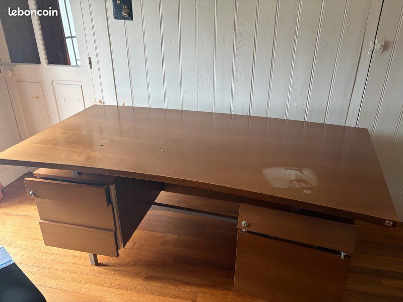 Bureau (image 1)