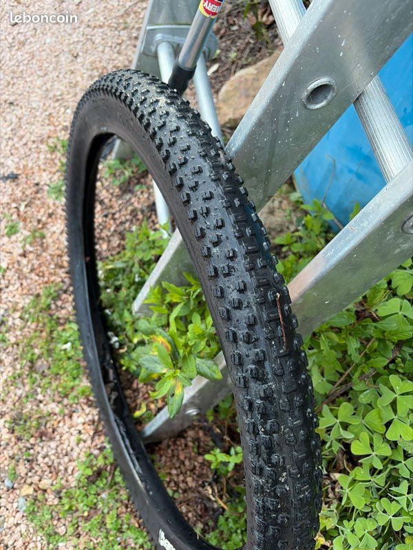 Tuto pour monter un pneu VTT Tubeless dur à installer sur la jante