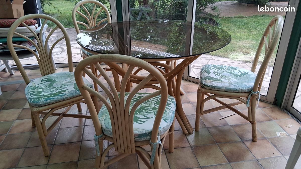 Table verre et rotin et chaises Ameublement