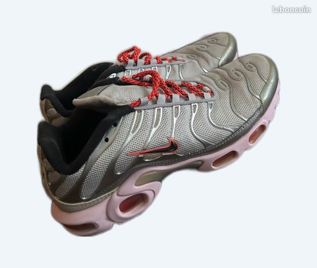 Basket TN Nike gris et rose Chaussures