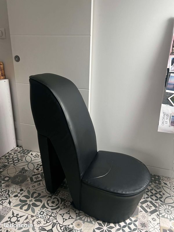 Chaise en Forme de Chaussure à Talon Haut (image 1)