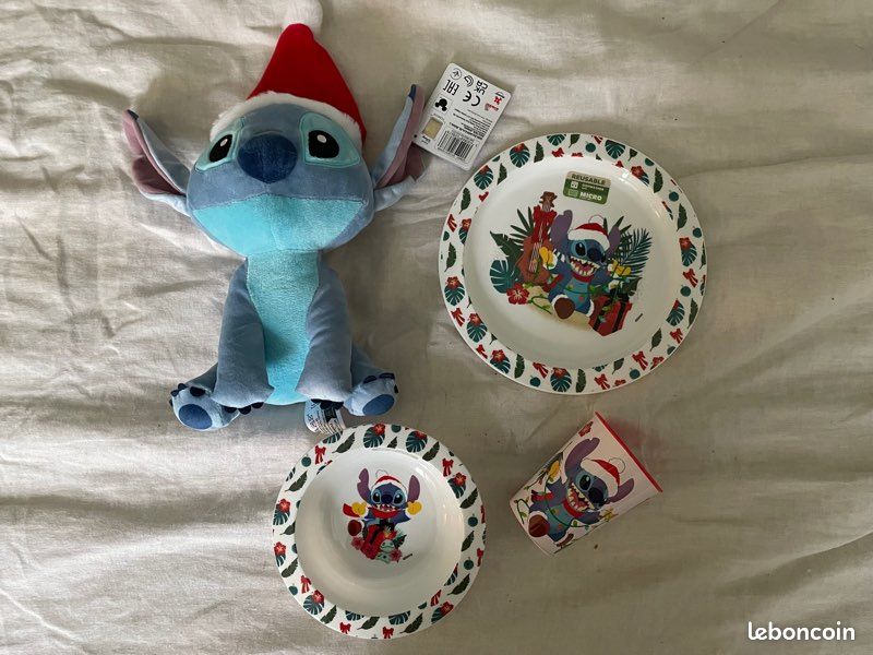 Lot stitch Disney Noël peluche bonnet Noël + vaisselle enfant / neuf (image 1)