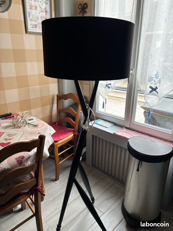 Vendre un lustre 3 pieds en bois 100 maxi (image 1)