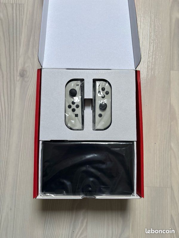 Nintendo Switch Modèle OLED Blanc – Écran impeccable (Excellent état) (image 2)