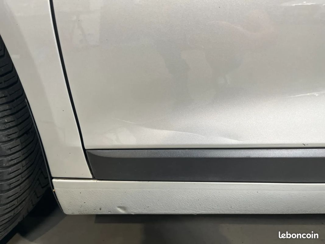 VOLKSWAGEN Scirocco 1.4 TSI 160ch Sportline - 2009 - DYNAUDIO - Projecteur Bi-Xenon (image 31)