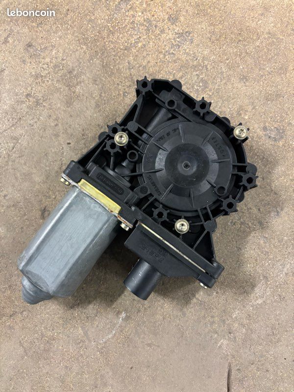 Equerre de renfort inférieure droite pour VW Transporter T4 de 1996 à 2003