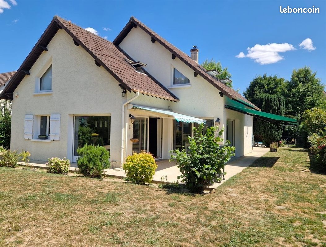 Maison 6 pièces 211 m² · à Saint-Lubin-des-Joncherets · 211 m² · 273 000 €