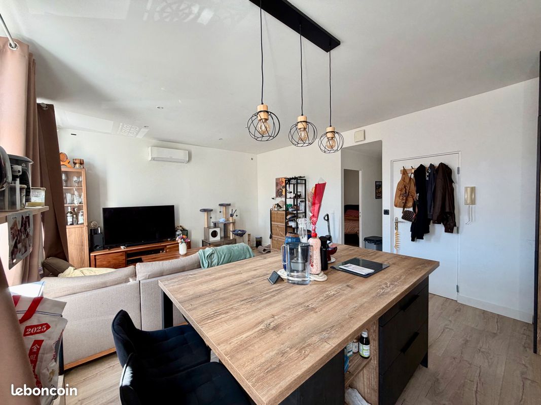 Parking 64 m² · à Saint-Zacharie · 63,9 m² · 218 000 €