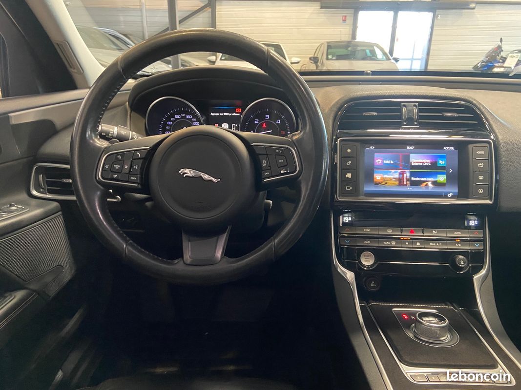 JAGUAR XE XE 2.0 D - 180 ch BVA Pure - TOIT OUVRANT - CAMERA DE RECUL - SIEGES ELECTRIQUES (image 11)