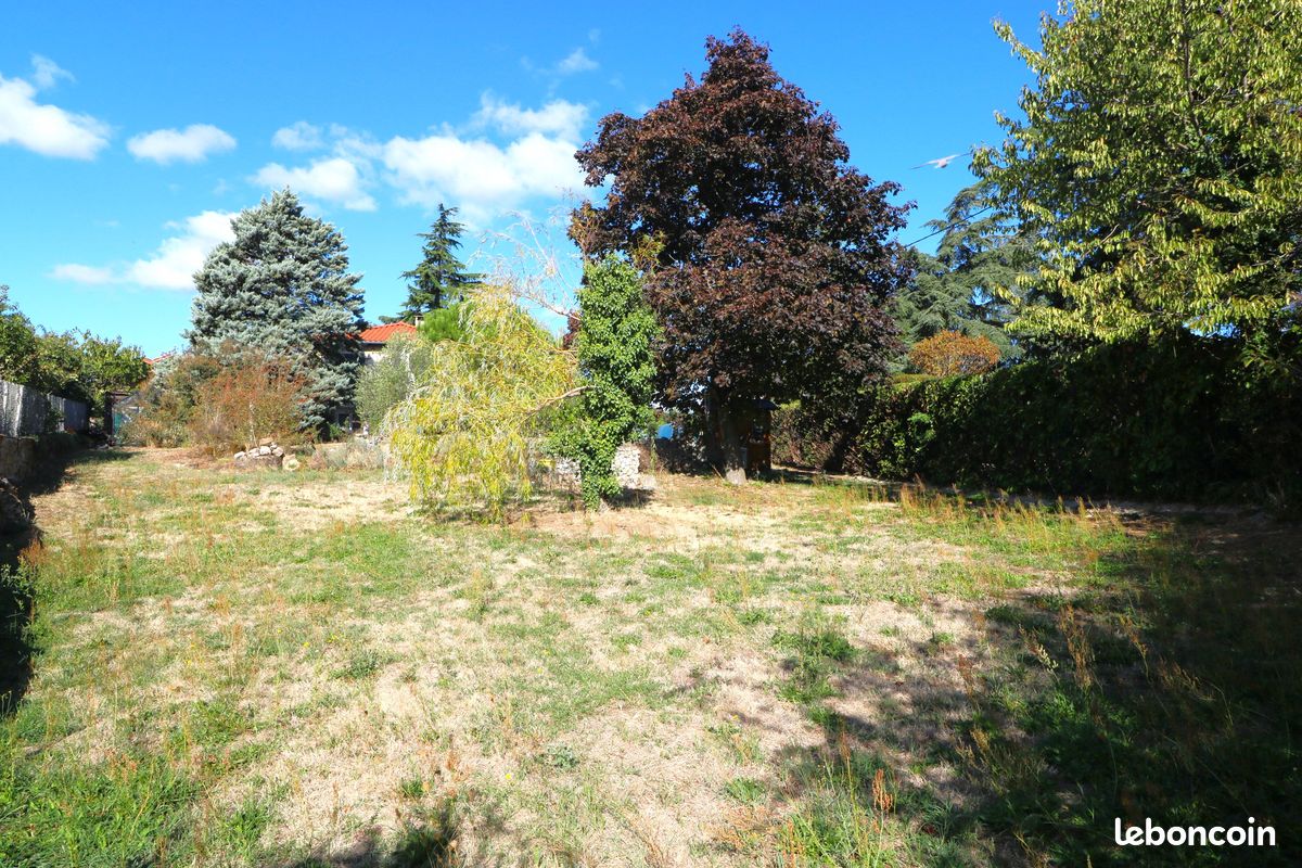 Terrain constructible de 705 m2 · à Soucieu-en-Jarrest · 265 000 €