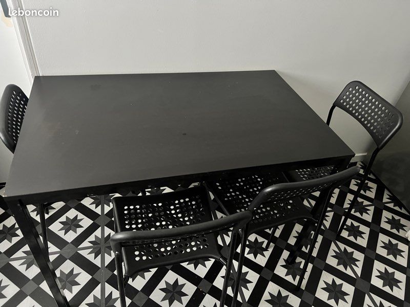 Table de cuisine IKEA avec 4 chaises (image 1)