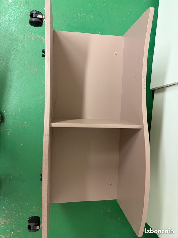 Table basse en bois peint sur roulettes (image 3)