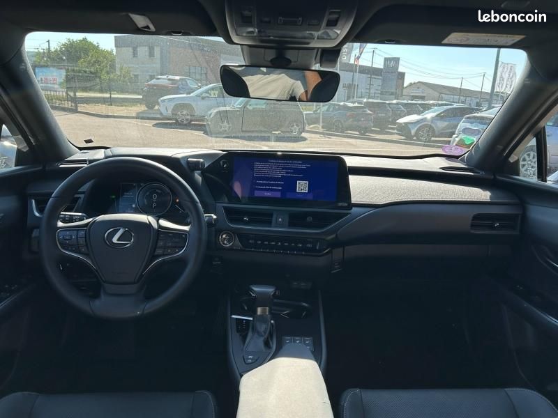 Lexus UX 250h Executive 2WD (image 17)