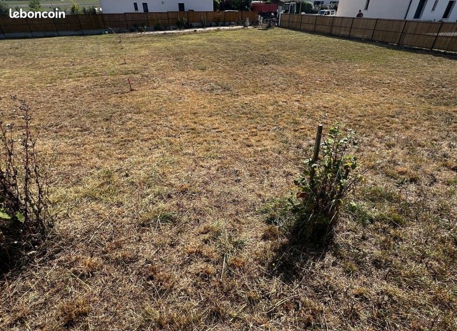 Terrain 912 m² · à Breuillet · 119 220 €