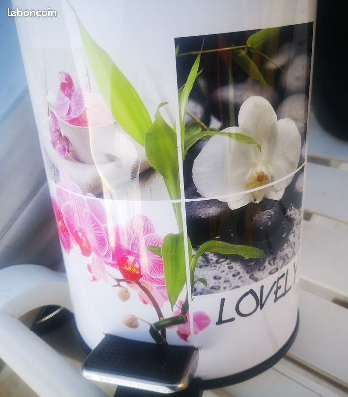 Petite poubelle blanche décorée (image 1)